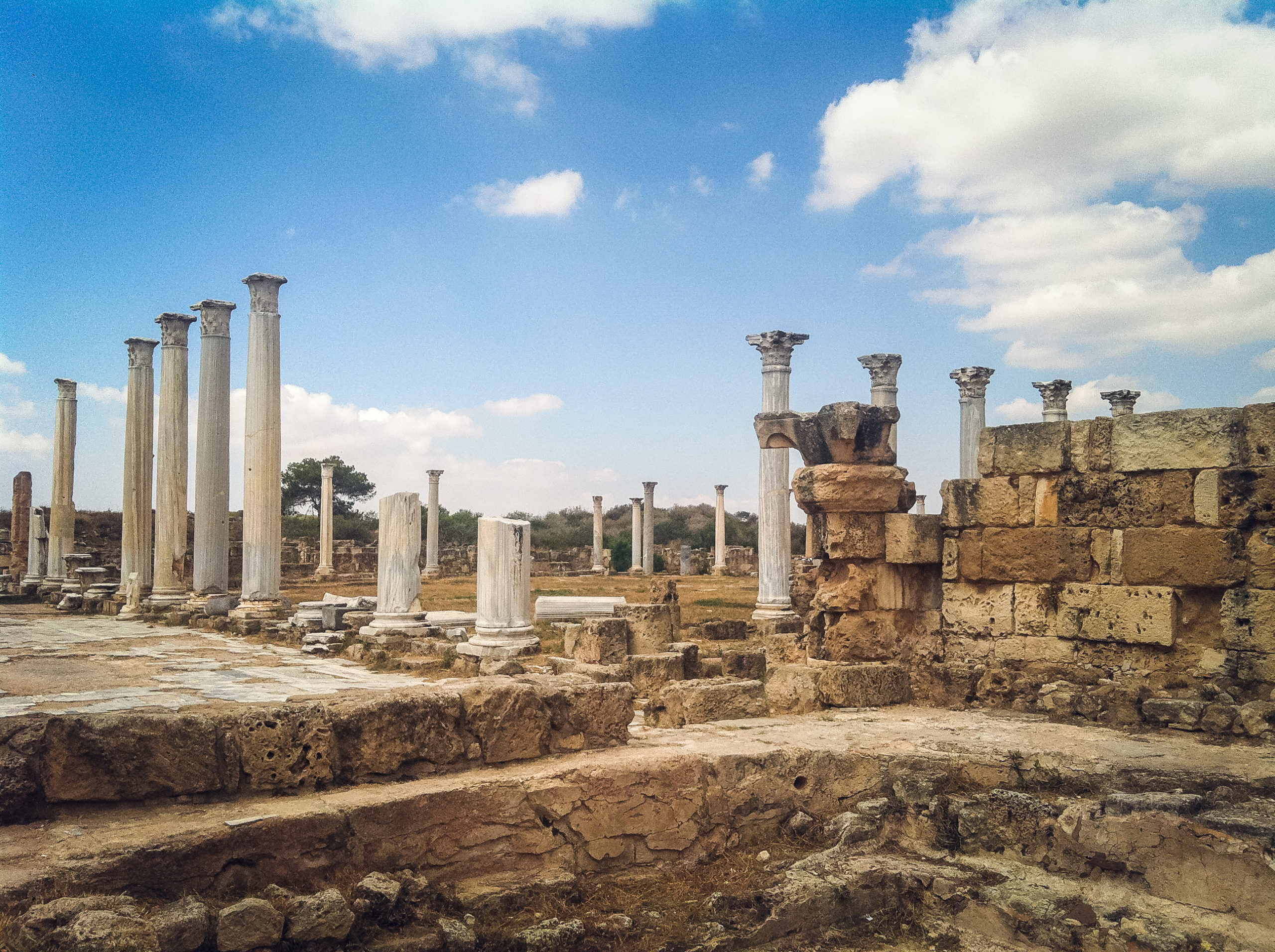 masívne rímske stĺpy náleziska Salamis