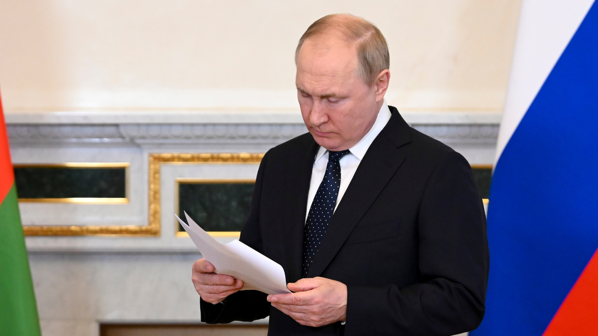 Putin prezerajúci si dokumenty