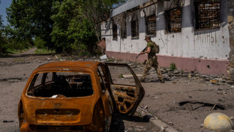 Ukrajinský vojak kontroluje oblasť po raketovom útoku na Ukrajinu