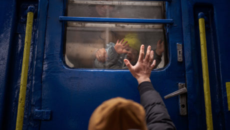 Ľudia na Ukrajine sa lúčia pri vlaku
