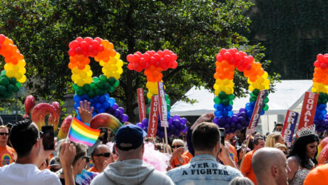 balóny vytvárajú nápis pride