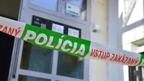 V aute v Bratislave našli mŕtveho muža so strelnou ranou na hlave