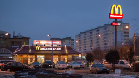 Nový „ruský McDonald’s“ pobavil svet logom: Dve hranolky a burger