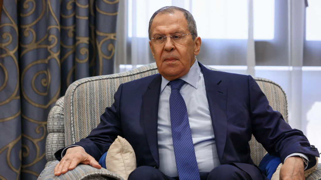 Sergej Lavrov sedí na stoličke s nespokojným výrazom