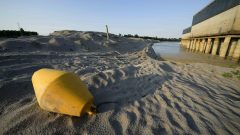 WA 74 Boretto - Bója leží na dne rieky Pád pred odvodňovacími čerpadlami v talianskom meste Boretto v stredu 15. júna 2022.