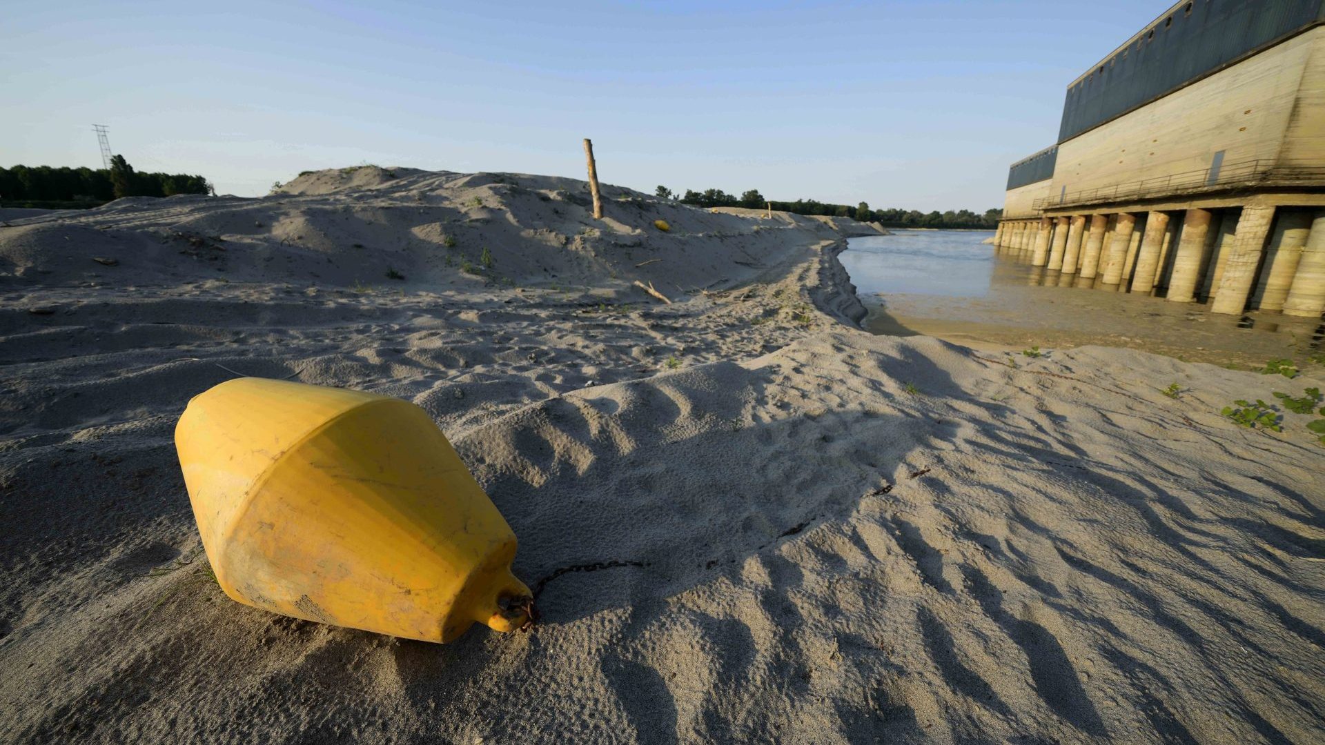 WA 74 Boretto - Bója leží na dne rieky Pád pred odvodňovacími čerpadlami v talianskom meste Boretto v stredu 15. júna 2022.