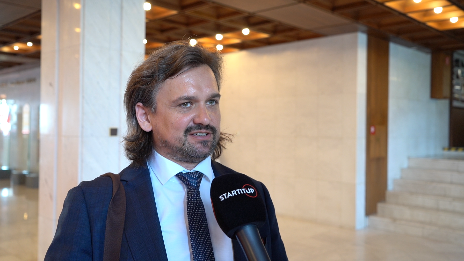 kanuščák v priestoroch parlamentu