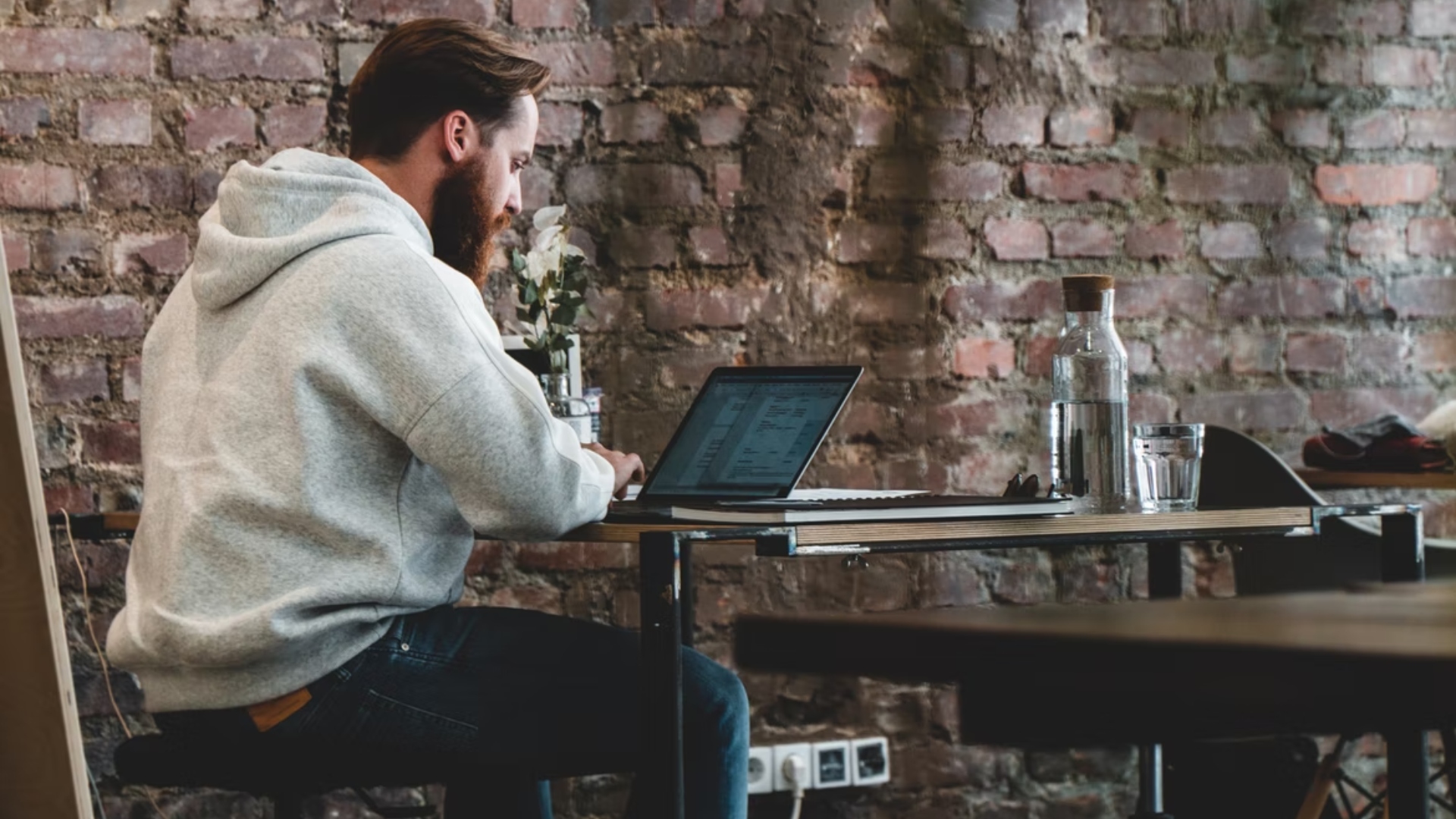 Na snímke muž s počítačom.