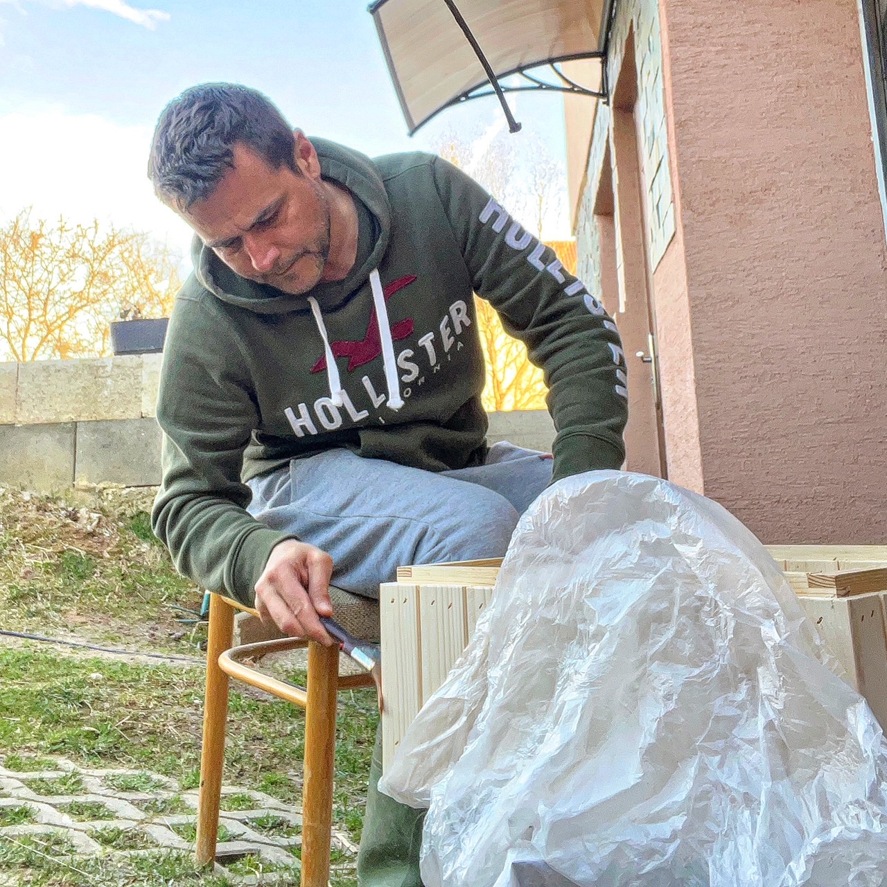 Manuálnej práce sa nebojí