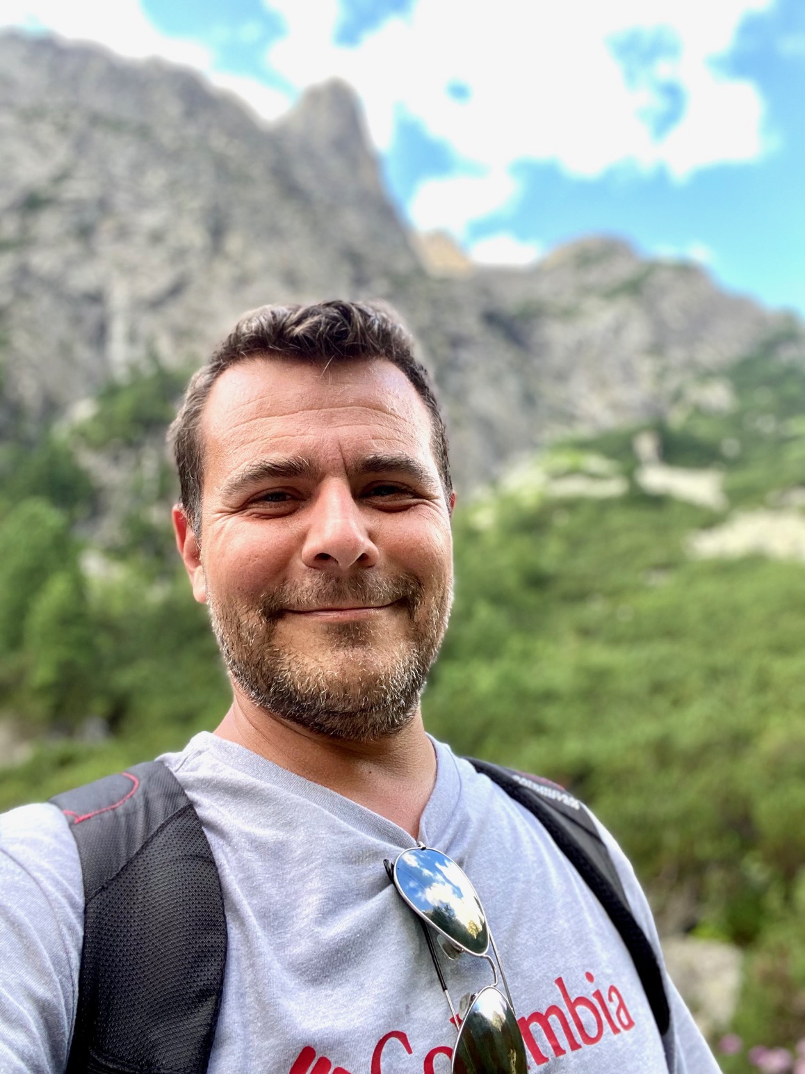 Nepodceňuje domovinu