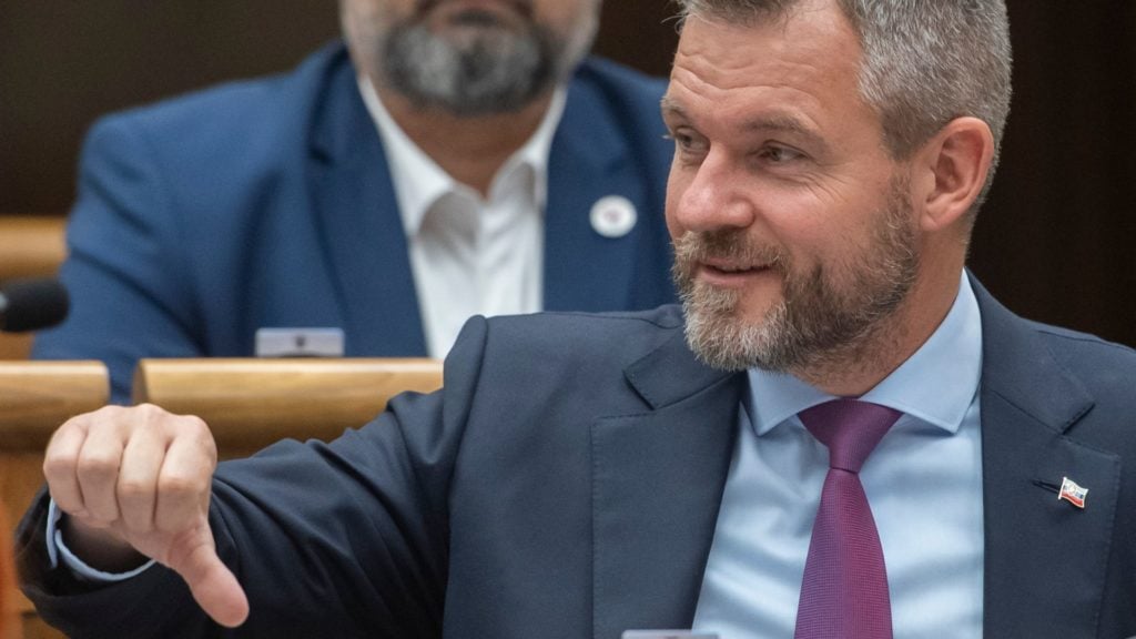 Pellegrini v NR SR ukazuje palec dole