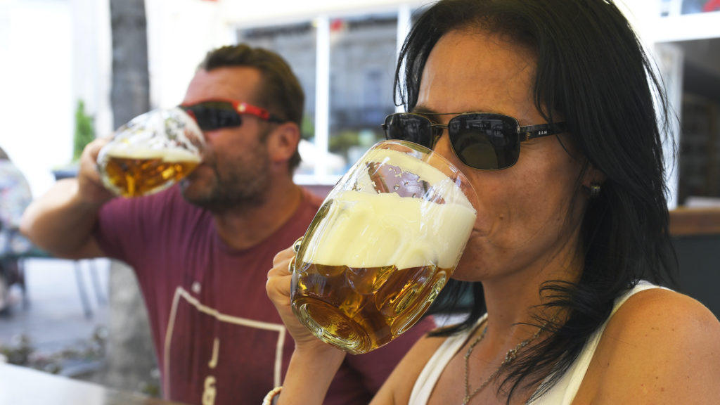 pivo krčma reštaurácia ľudia pijú pivo