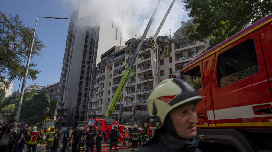 dohárajúca bytovka v Kyjeve po bombardovaní Rusmi