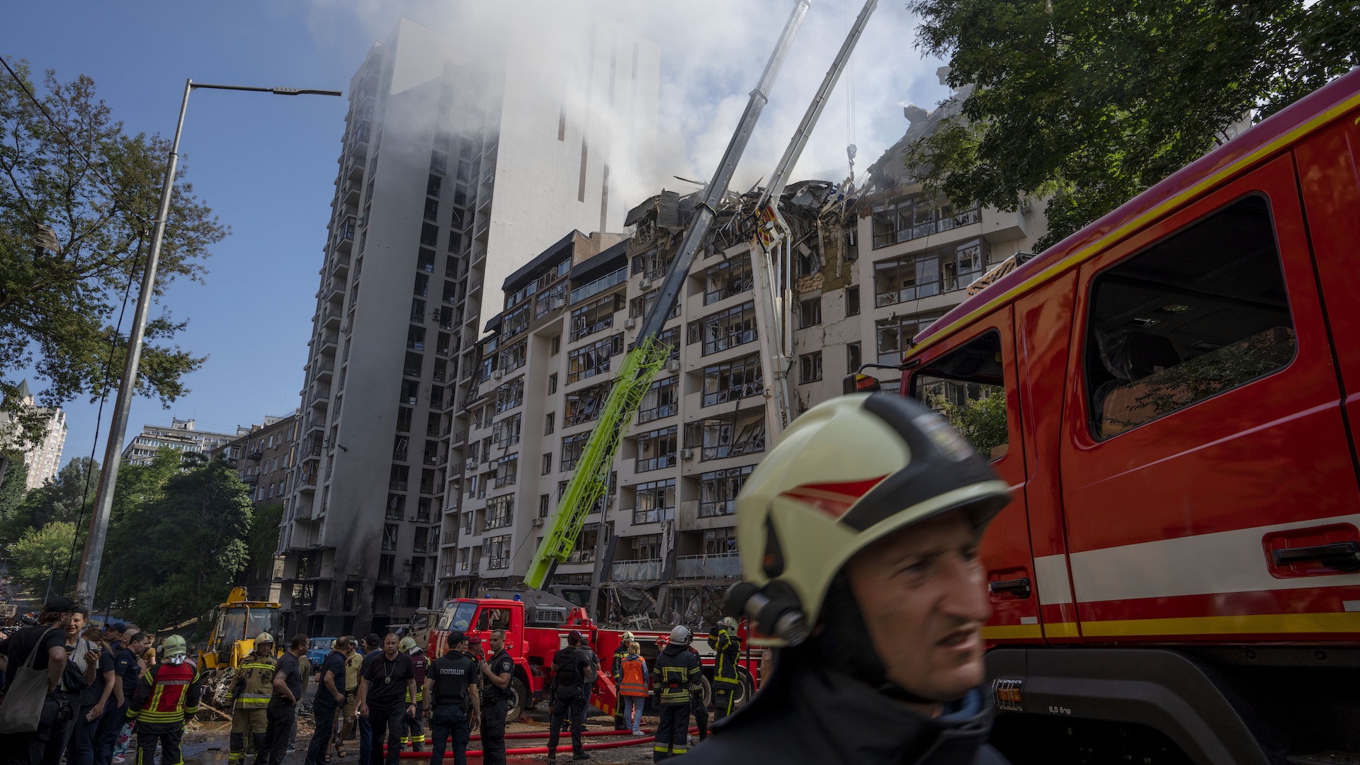 zničená bytovka v Kyjeve po bombardovaní