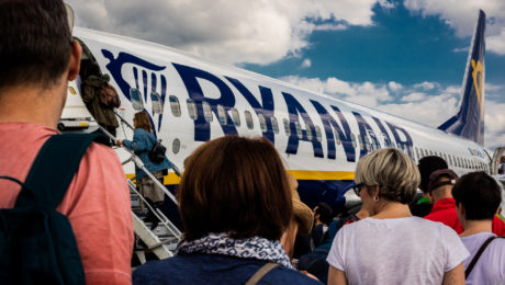 ľudia nastupujúci do lietadla spoločnosti ryanair