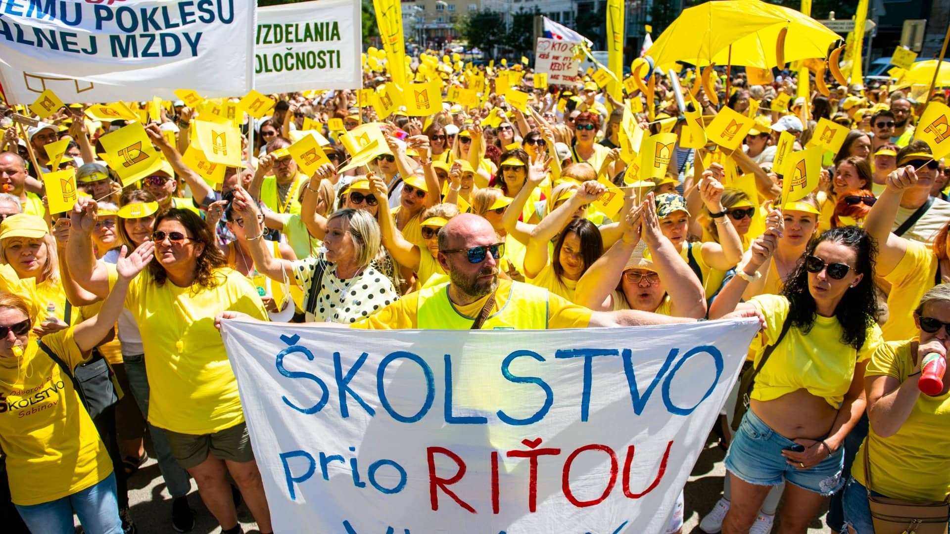 Na snímke účastníci protestu Odborového zväzu pracovníkov školstva a vedy na Slovensku - Protest za vyššie platy zamestnancov a za lepšie podmienky v školách pre deti.