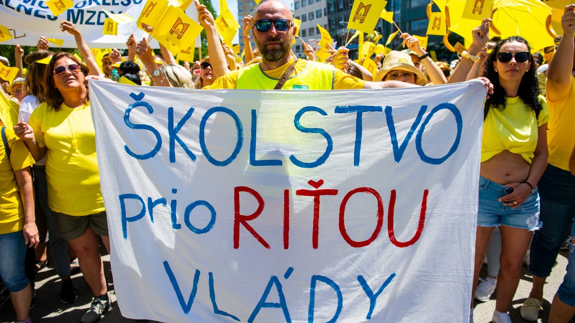 Na snímke účastníci protestu Odborového zväzu pracovníkov školstva a vedy na Slovensku – Protest za vyššie platy zamestnancov a za lepšie podmienky v školách pre deti.