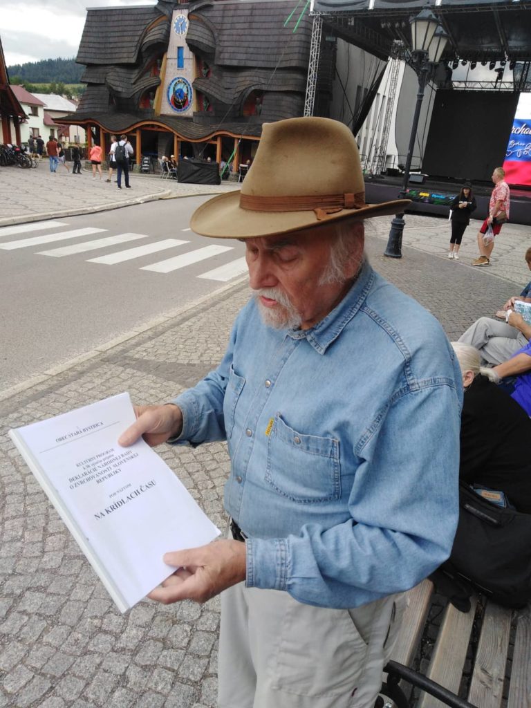Pavol Kužma, spoluautor programu smeráckeho festivalu drží knihu Kultúrny program pod názvom Na krídlach času