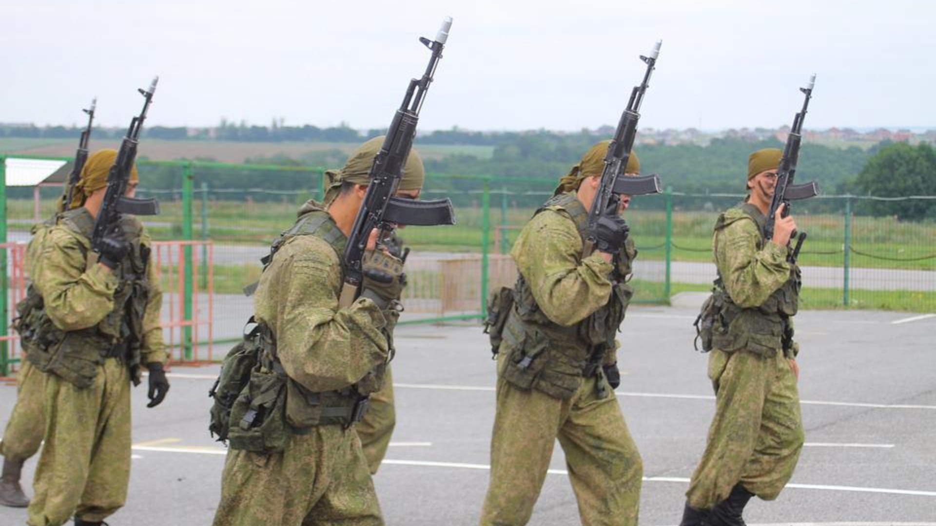 Vojaci so zbraňami.