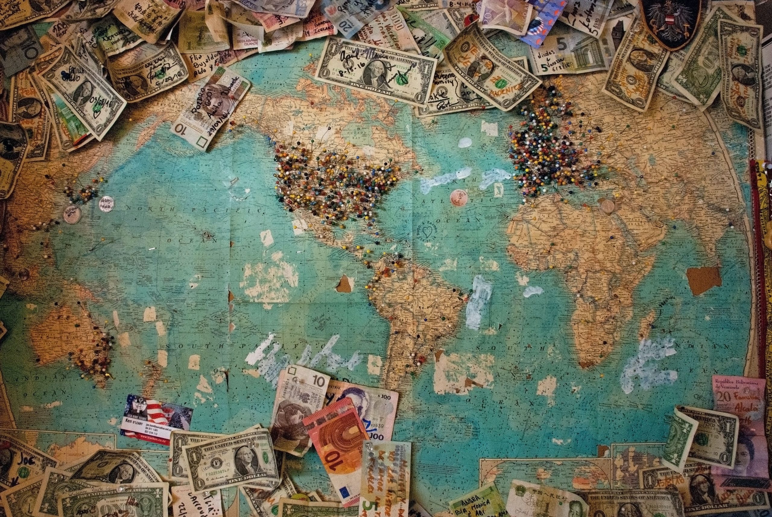 Mapa sveta so špendlíkmi a bankovkami