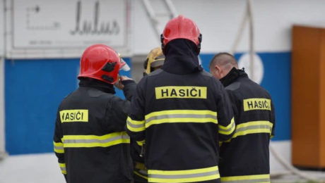 skupinka slovenských hasičov