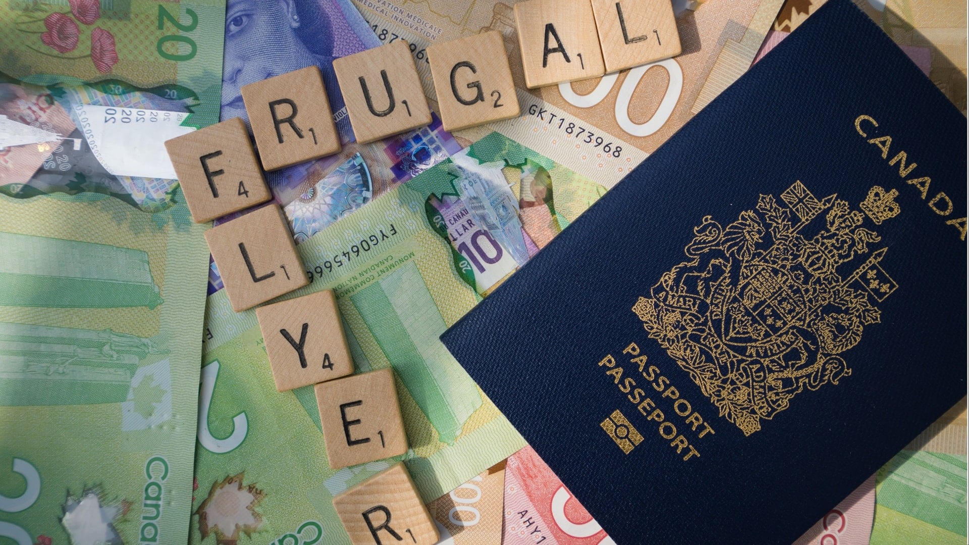 Na snímke sú zobrazené peniaze v pozadí a na nich uložený pas a kocky s poskladanými písmenami.