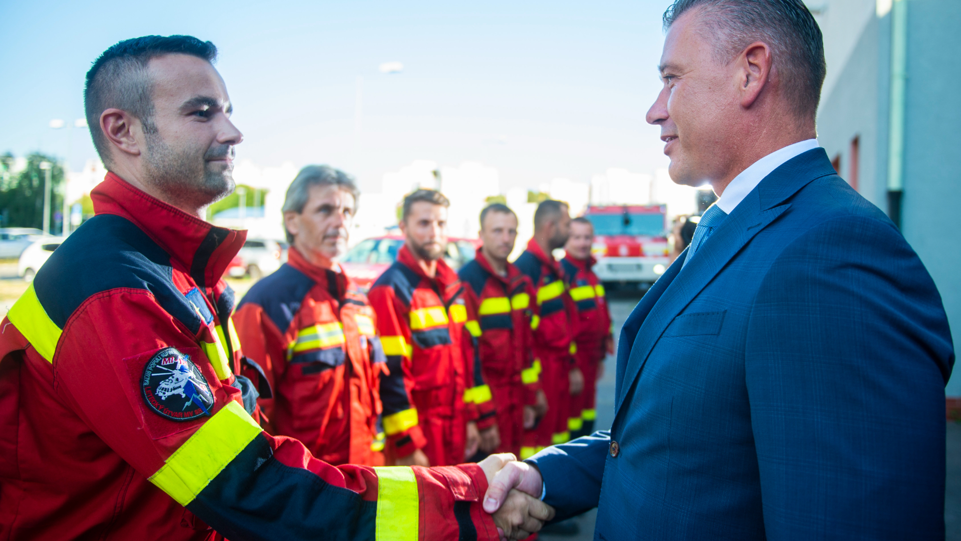 hasič si podáva ruku s mikulcom