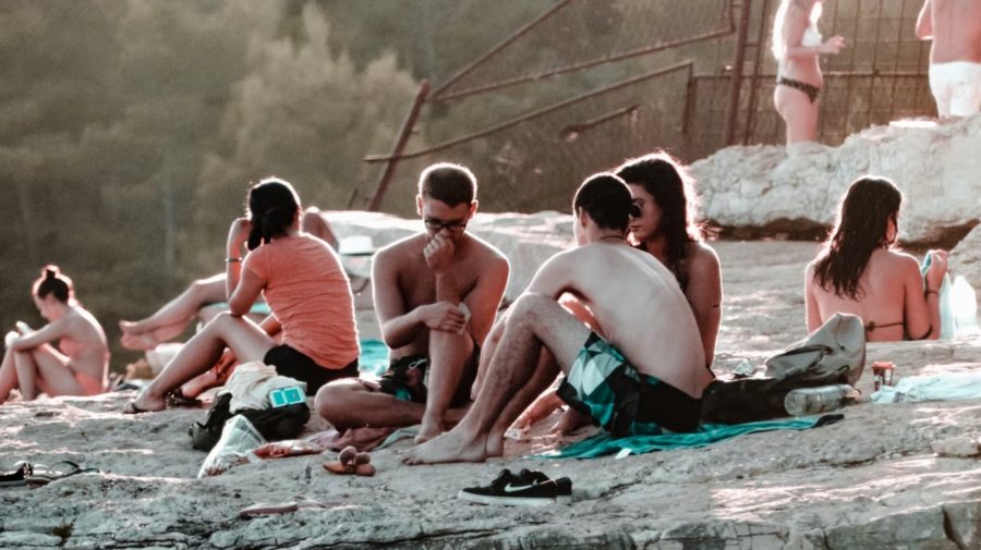 Na snímke ľudia sediaci na pláži.