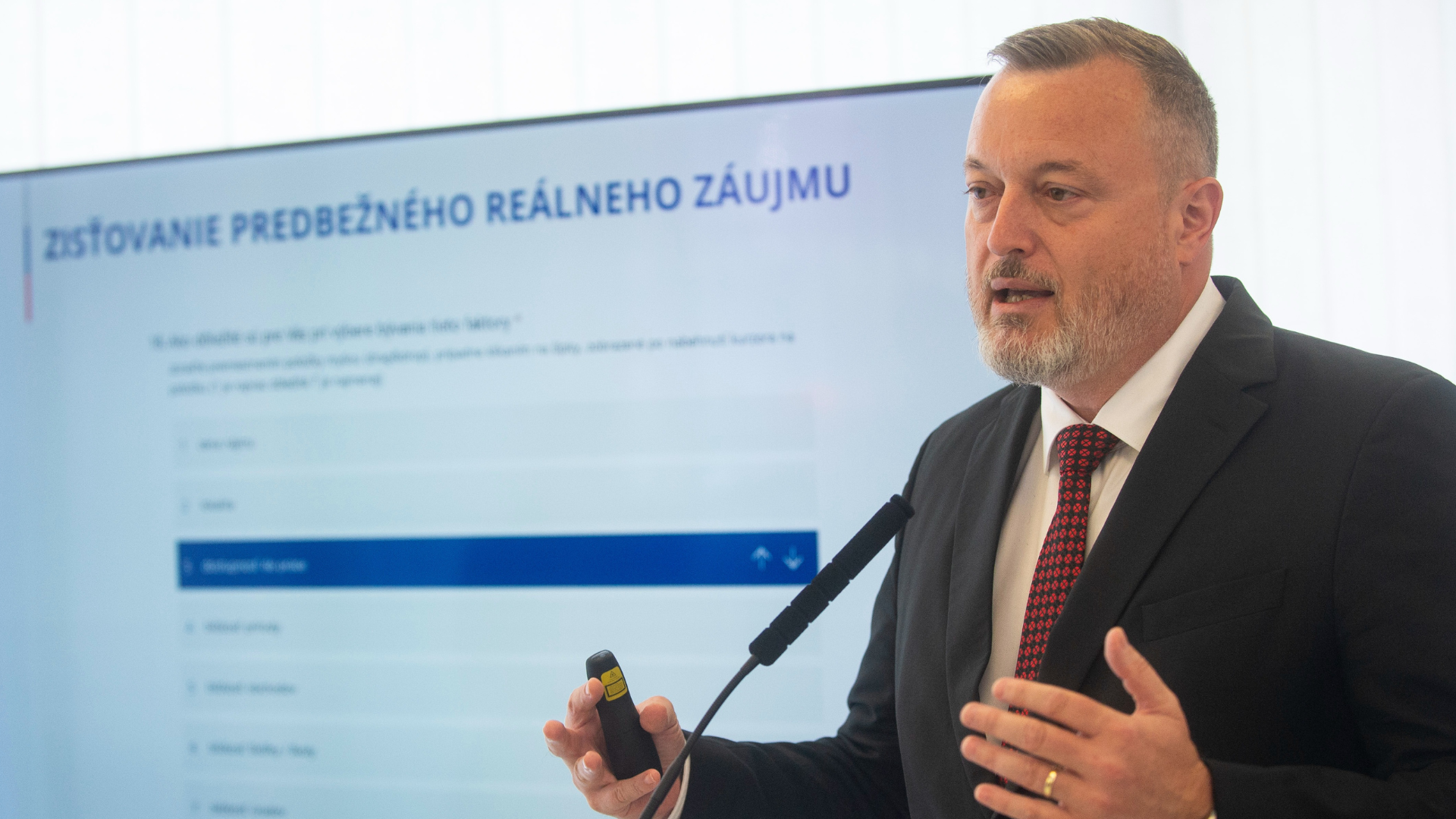 Milan Krajniak gestikuluje