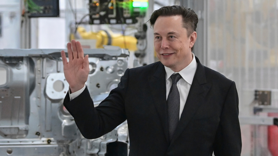 Na snímke je mávajúci Elon Musk