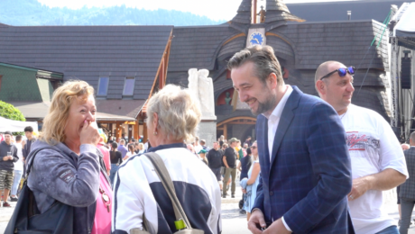 Ľuboš Blaha sa rozpráva s dôchodkyňami