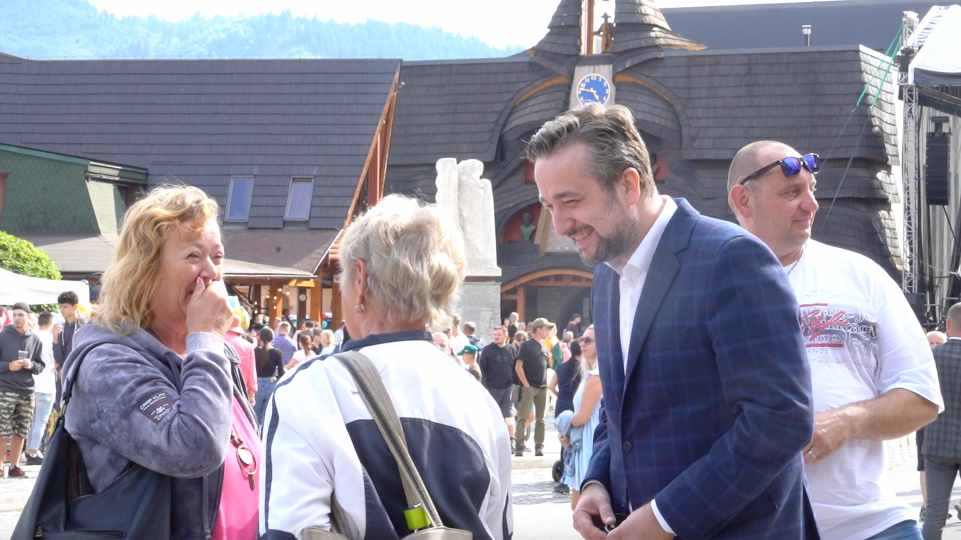 Ľuboš Blaha sa rozpráva s dôchodkyňami