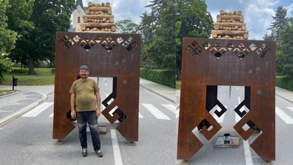 Strážca vatry stojaci pri vatre zvrchovanosti