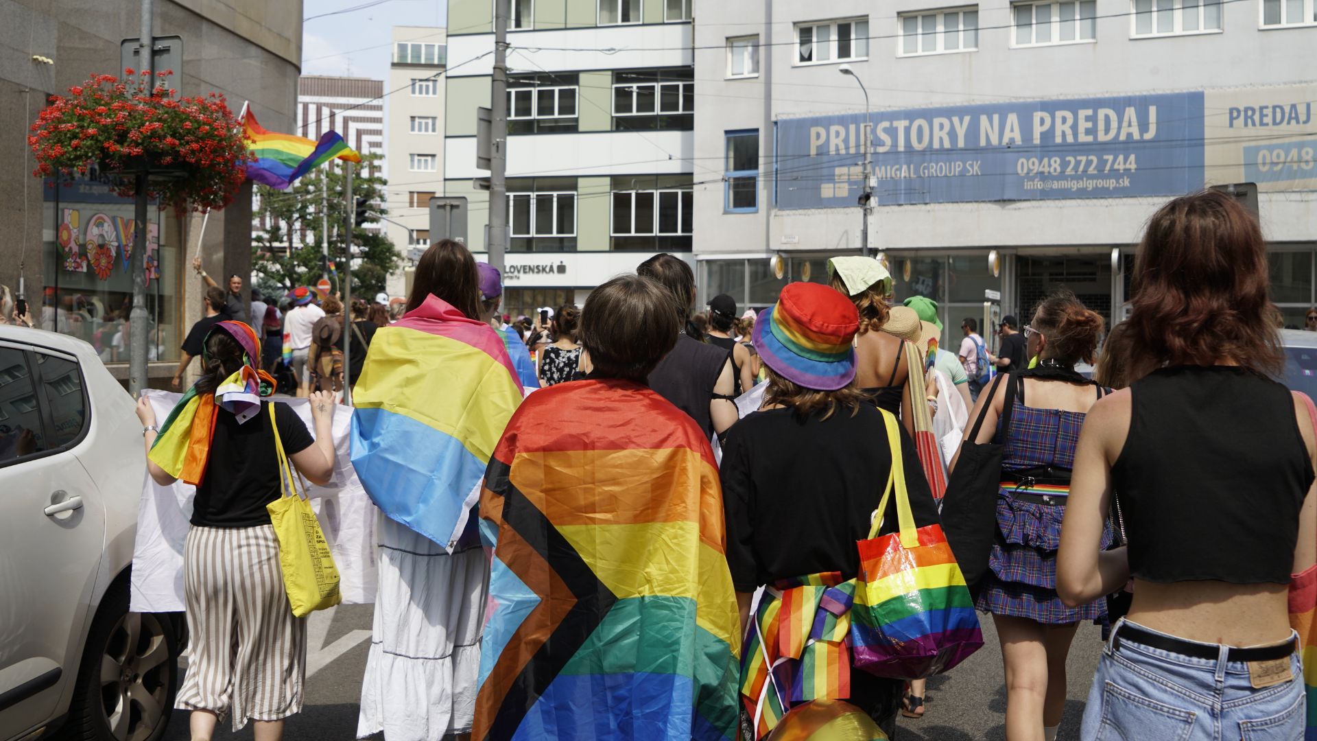 pochod ľudí v dúhových vlajkách na podporu LGBTI menšiny v Bratislave