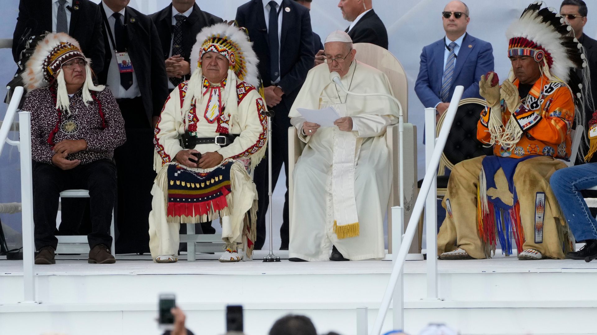 pápež františek s domorodými obyvateľmi Kanady