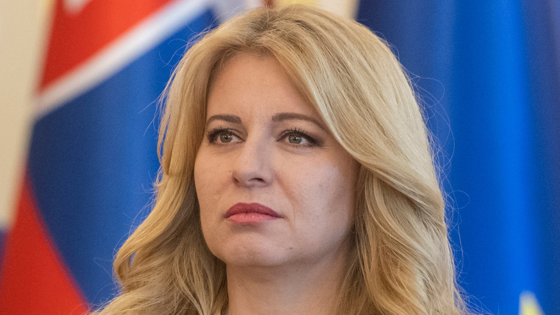prezidentka zuzana čaputová pred vlajkou SR