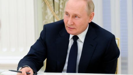 putin sediaci za stolom v obleku