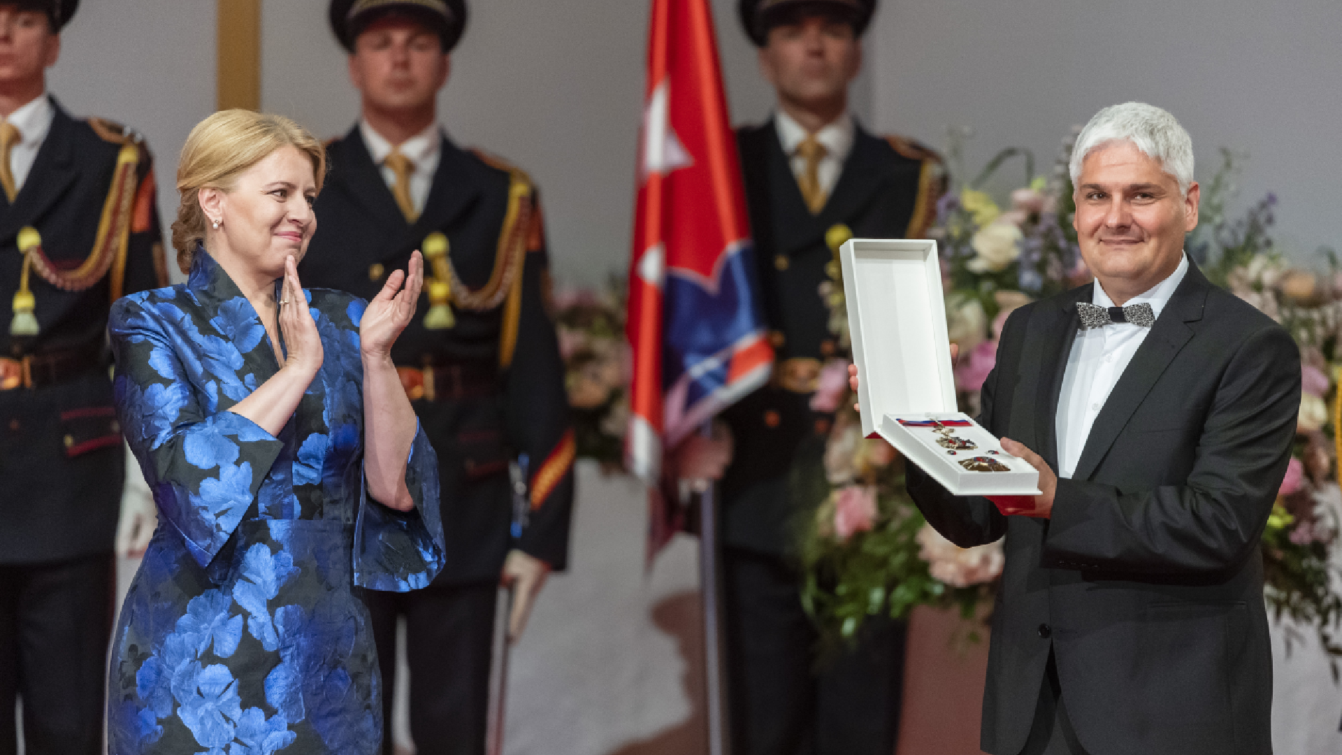 čekan prijímajúci cenu od prezidentky