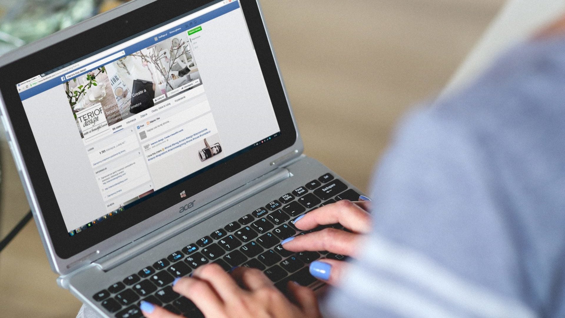 žena sediaca s laptopom na kolenách