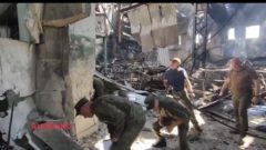 VOjaci prehľadávajú zničenú väznicu v Olenivke po útoku ruskej armády