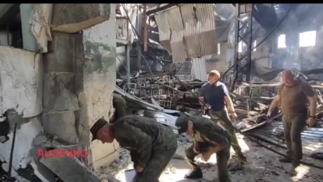 VOjaci prehľadávajú zničenú väznicu v Olenivke po útoku ruskej armády