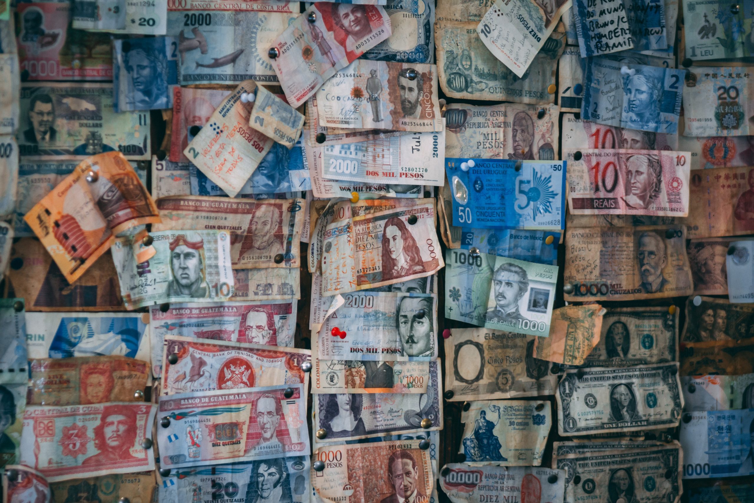 Bankovky rôznej meny na stene