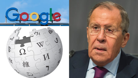Logo Google na streche budovy, logo Wikipedia a minister zahraničia Ruskej federácia Sergej Lavrov