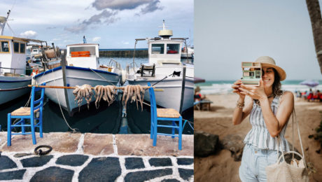 V prístave kotvia lode, pred nimi sa na tyči na 2 stoličkách sušia chobotnice, žena pod palmou fotí, aparát má pred tvárou