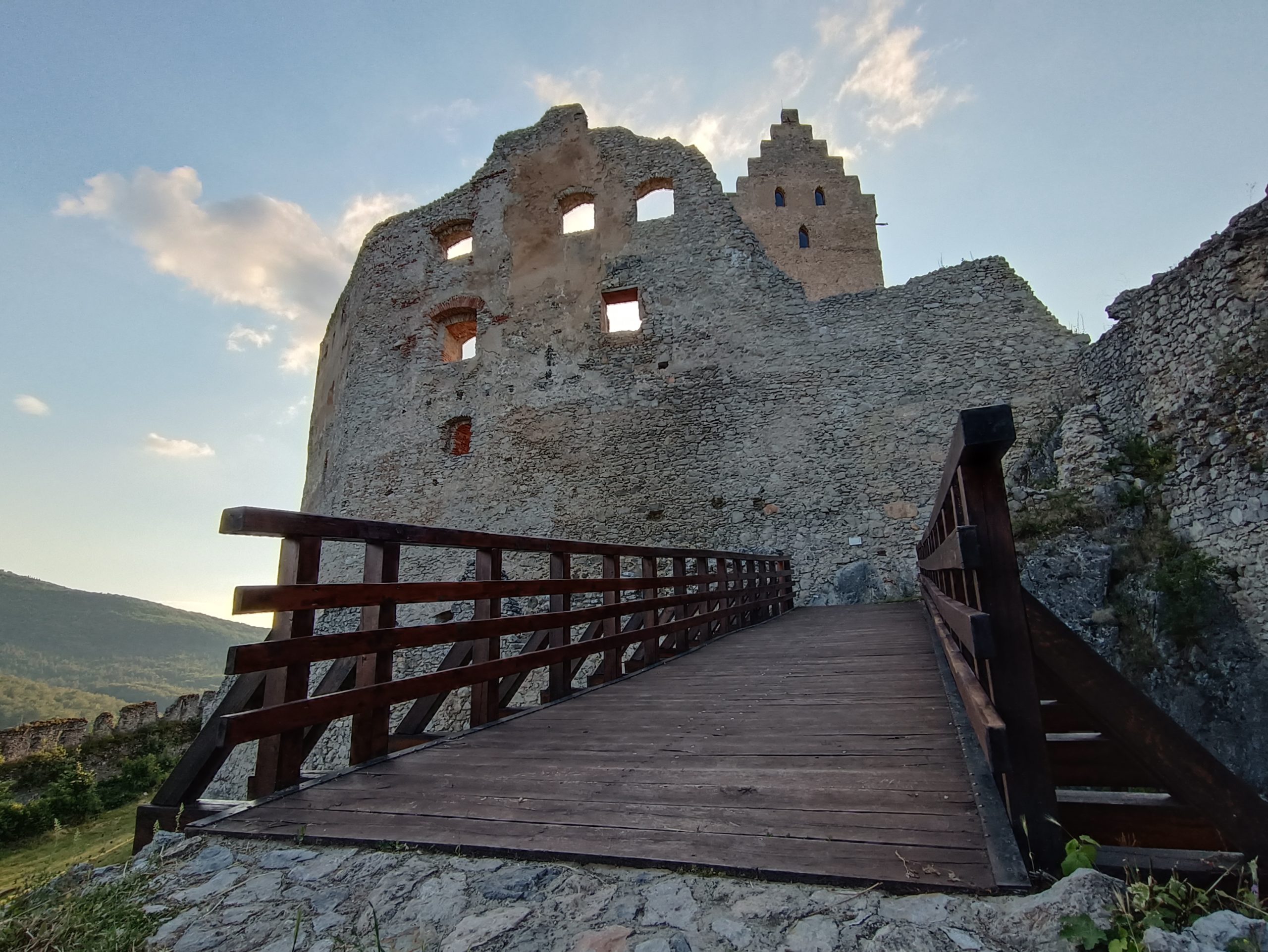 Drevený most, ktorý vedie k zrúcanine hradu