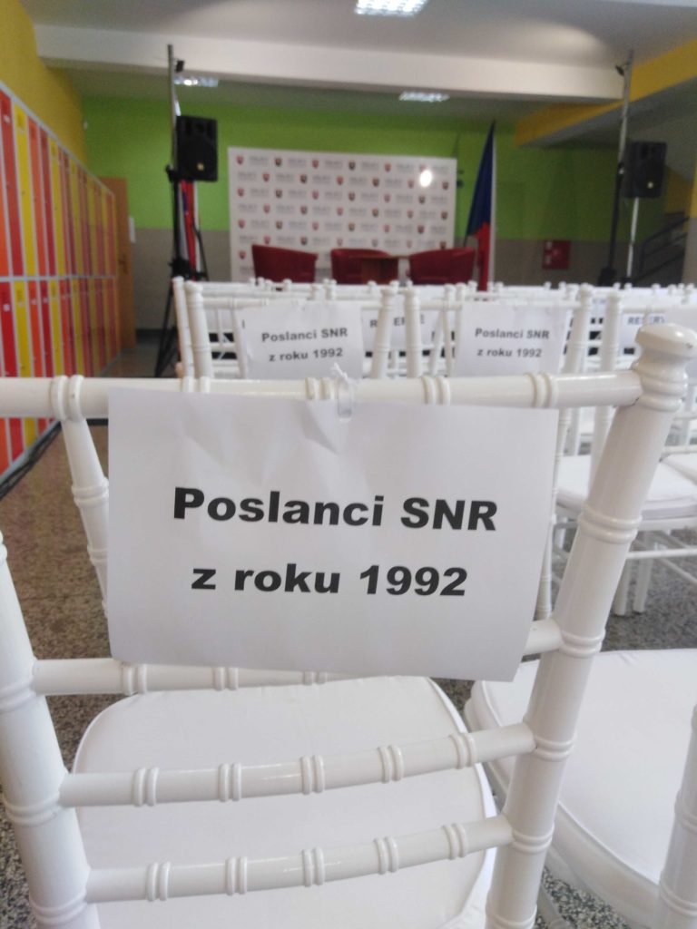 Stolička vyhradená pre poslancov Slovenskej národnej rady z roku 1992