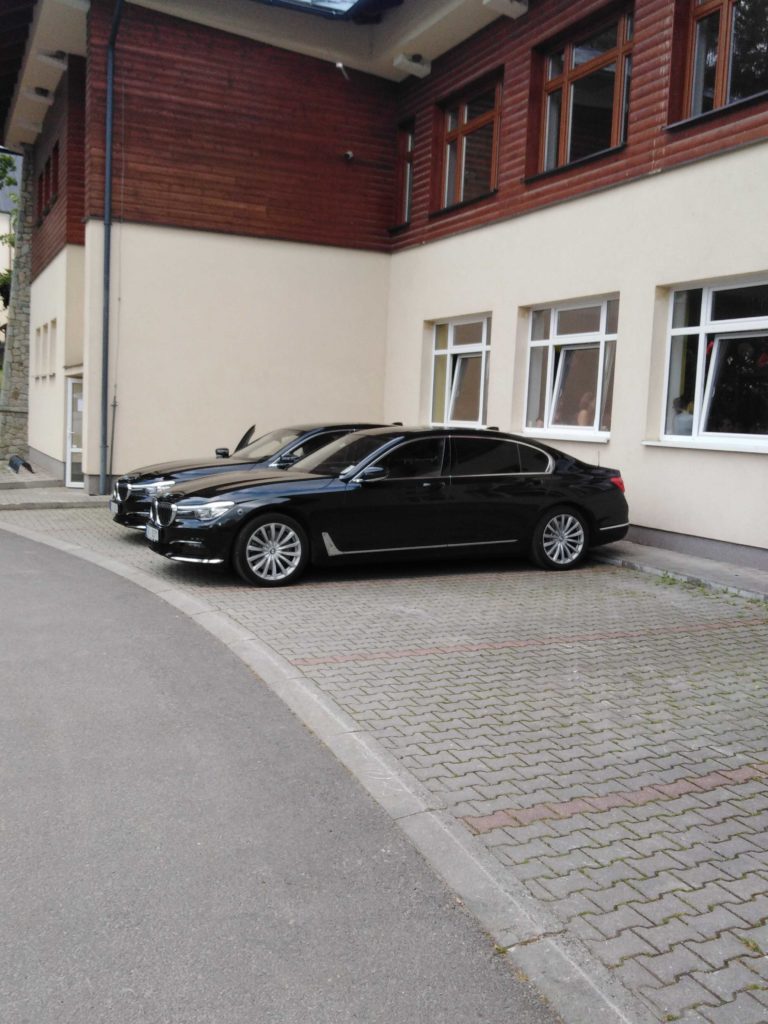 Čierne limuzíny BMW, ktoré priviezli bývalého prezidenta Česka Václava Klausa na oslavy zvrchovanosti SR