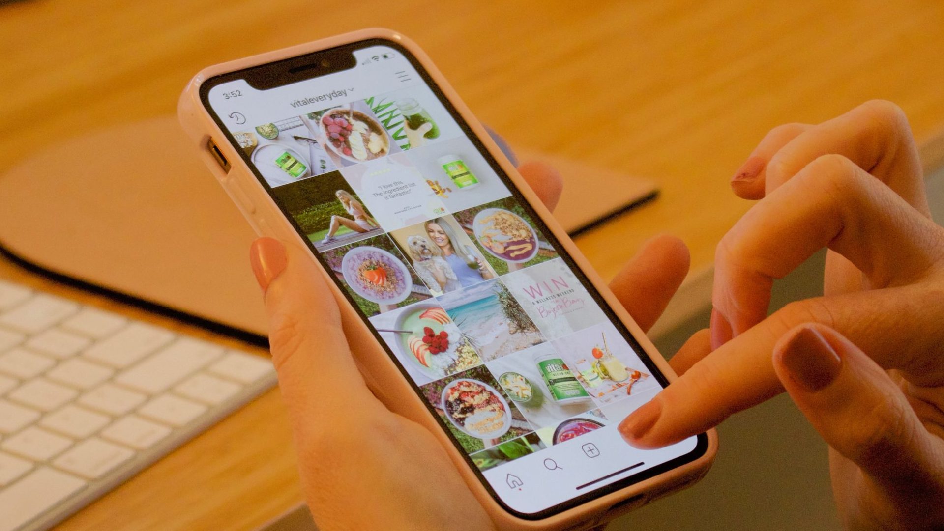 žena prezerajúca sa si príspevky instagram účtu