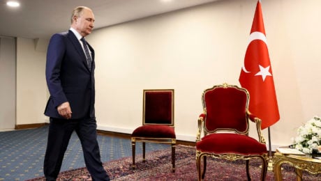 Erdoğan dal Putinovi ochutnať jeho vlastný recept, nechal ho samého postávať pred kamerami