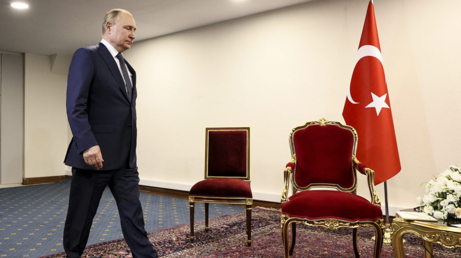 Ruský prezident Vladimir Putin prichádza na stretnutie s tureckým prezidentom Erdoganom